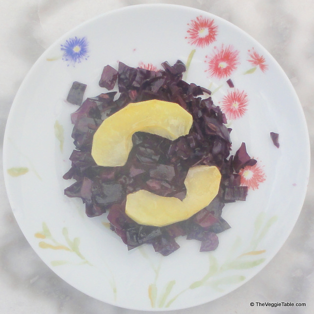 Red cabbage and apples